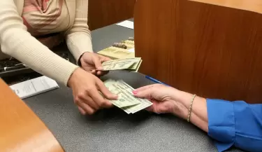 persona comprando dolares