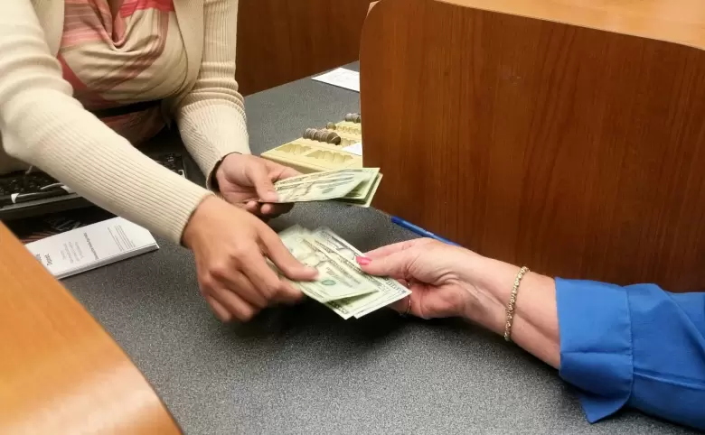 persona comprando dolares