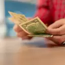 Cu�ndo conviene comprar d�lares: los d�as clave para pagar menos
