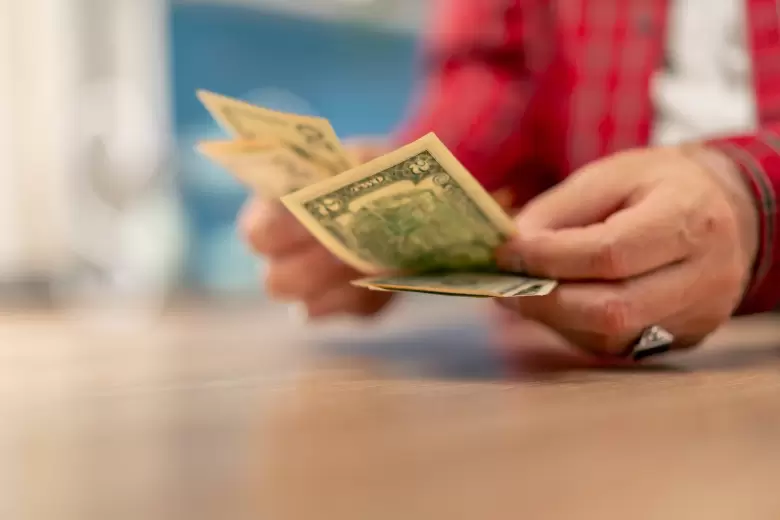 persona comprando dolares