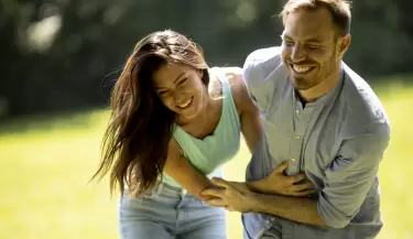 pareja riendo