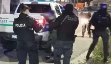 Arroj� coca�na al suelo al ver a la Polic�a y fue detenido en Comodoro Rivadavia