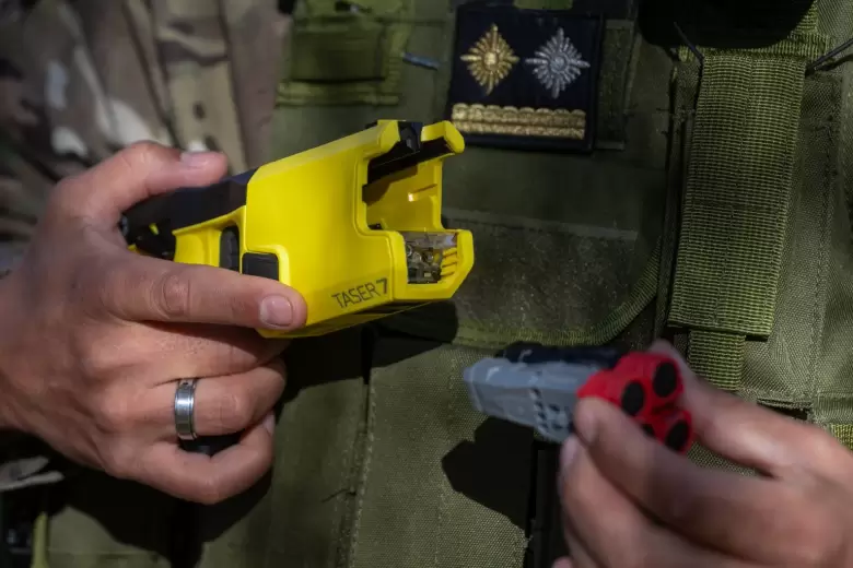 pistolas taser