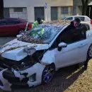 (Fotos y video) Ma�ana accidentada en Ciudad: un auto volc� y otro conductor choc� contra un �rbol