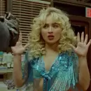 Sabrina Carpenter estrena el video de �Manchild�: humor, s�tira y est�tica cinematogr�fica
