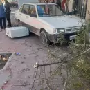 Choque en pleno centro: un auto quedó incrustado en la vereda tras arrancar un gabinete