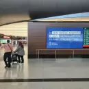 En plena jornada de paro, el Gobierno apunt� a la �casta sindical� con un cartel en Ezeiza