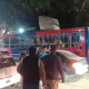 Tensi�n en el centro: un colectivo impact� con una rama y sufri� importantes da�os