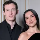 Dua Lipa y Callum Turner se comprometen: una historia de amor entre libros, giras y diamantes