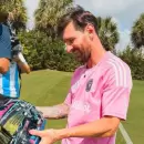 Con dedicatoria incluida, el regalo de Franco Colapinto que sorprendi� a Lionel Messi