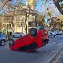 (Video) Violento choque en una transitada esquina de Capital: un auto volcado y sin heridos