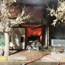 Autos quemados y una casa arrasada por el fuego en un incendio en Guaymallén