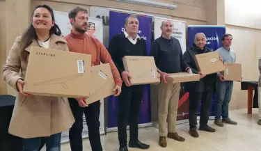Entregaron 65 antenas satelitales a productores ganaderos del sur provincial