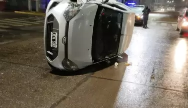 Un conductor manejaba muy alcoholizado, choc� y volc� en Godoy Cruz