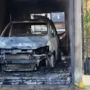 Explosi�n y fuego en Godoy Cruz: un auto quemado y llamas que alcanzaron el garaje de una casa
