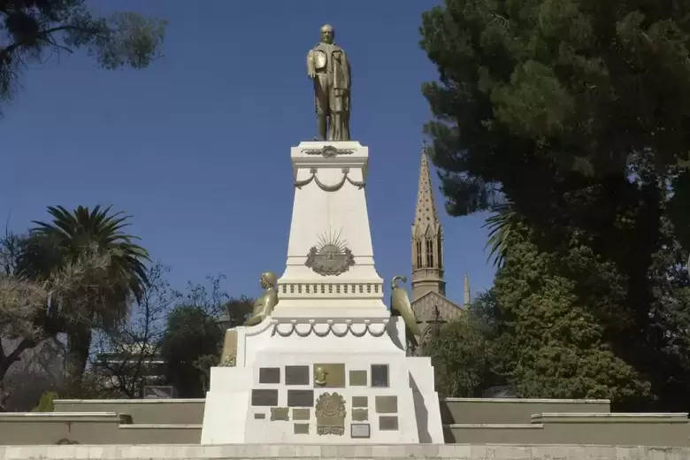 monumento tomas godoy cruz