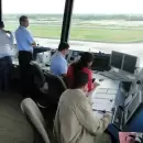 Tensi�n con los controladores a�reos : anuncian medidas que pueden afectar los vuelos