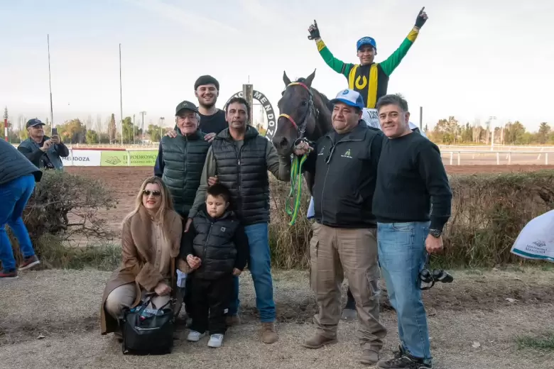 Juan Abrales, junto a la familia L�pez