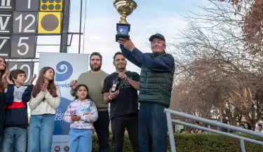 Juan recibiendo el premio de ganador, junto a su familia