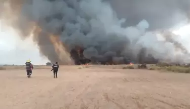 Bomberos trabajan en un incendio de campo en una zona de Las Heras