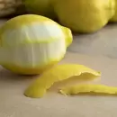 Cáscara de limón con vinagre: el truco natural que limpia todo