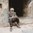 Ese extra�o y frecuente encuentro entre el �loco del pueblo� y la crueldad de la ni�ez