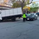 Grave accidente en el centro de Mendoza: una mujer quedó atrapada tras un choque múltiple