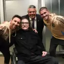 (Video) El encuentro de dos leyendas: el saludo entre Charly Garc�a y Messi en el Monumental