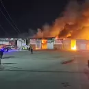 (Videos) Un enorme incendio consumi� parte del Mercado Cooperativo de Guaymall�n