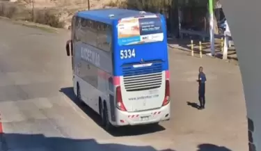 La Polic�a de Mendoza intercept� un colectivo y rescat� a una familia en el l�mite con San Luis