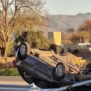 Un vehículo volcó en Maipú y generó complicaciones a pocos metros del Acceso Sur