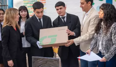 Tres escuelas t�cnicas recibieron computadoras modernas para impulsar la programaci�n