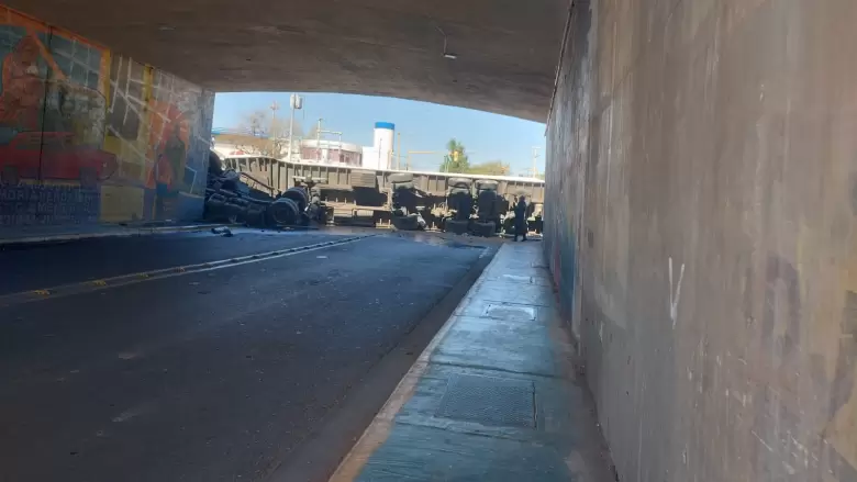 camión volcado en Acceso Este y Cañadita Alegre