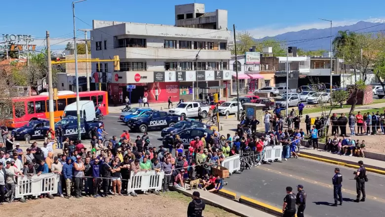 camión volcado en Acceso Este y Cañadita alegre