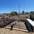 (Videos) Así quisieron llevarse la carne del camión volcado y la Policía disparó balas de goma