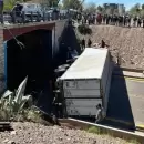 (Videos) Un cami�n repleto de carne cay� desde el Acceso Este y hubo caos vehicular