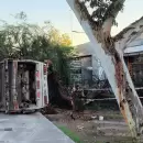Un cami�n de basura choc� con un utilitario en la Costanera y termin� en la vereda