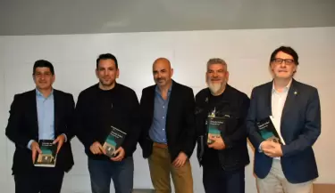 El primer d�a de la Feria del Libro 2025 reuni� a Eduardo Sacheri y cientos de lectores