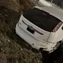 Perdi� el control de su auto en el Acceso Sur y termin� incrustado en una acequia