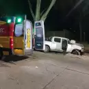 Dos hombres en grave estado luego de chocar con un micro y un �rbol en Luj�n