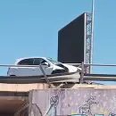 Impactante accidente en el Acceso Este: un auto chocó contra un guardarraíl y lo destrozó