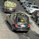 Entre aplausos y c�nticos, as� partieron los restos de Russo desde La Bombonera