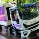 Im�genes: un cami�n recolector qued� atrapado en un socav�n en Guaymall�n
