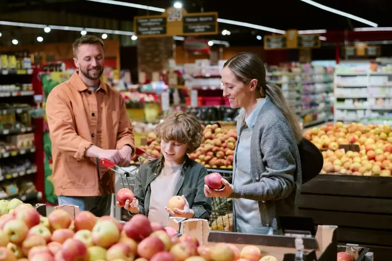 familia en supermercado