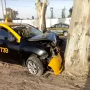 Un taxi choc� contra un �rbol en Luj�n, tras una aparente falla en los frenos