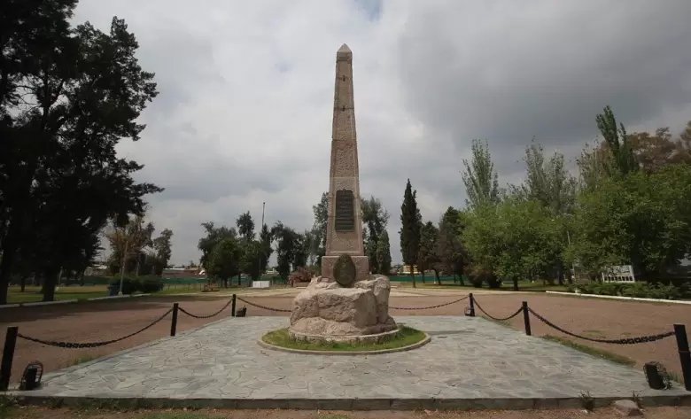 monolito el plumerillo
