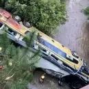 Un micro choc�, cay� a un arroyo: ocho muertos y 29 heridos