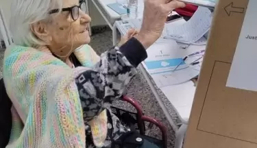 Con 110 a�os, Josefa Calabr� fue a votar y emocion� al pa�s