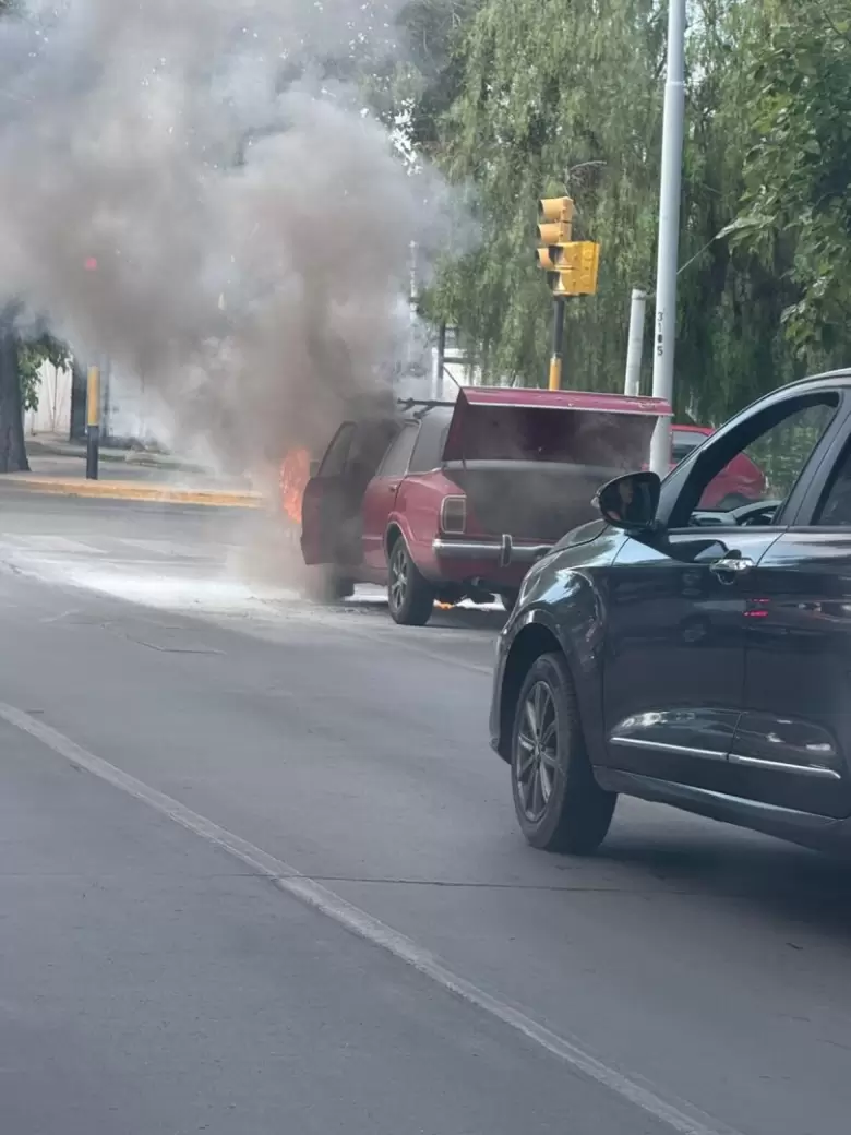 Auto incendiado