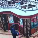 Robaron objetos antiguos de una vitrina en el Caf� Mundial del Pasaje San Mart�n